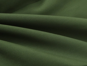 Primo piano del tessuto twill verde militare con trama dettagliata e consistenza