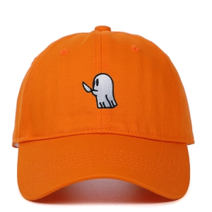 Casquette orange avec broderie fantôme blanc et couteau sur fond blanc uni