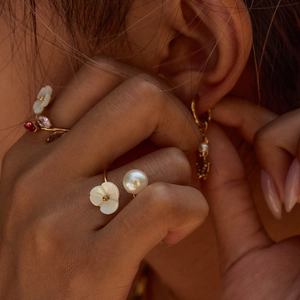 Detailed close-up of 18K gold stainless steel ring with pearl and shell flower design