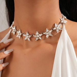Primo piano della collana girocollo a stella argentata con strass scintillanti