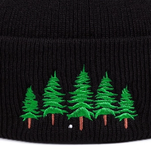 Schwarze Strickmütze mit grüner Tannenbaum-Stickerei im minimalistischen Outdoor-Stil