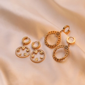 Boucles d'oreilles dorées géométriques avec disque lune-étoile et fleur tordue