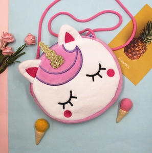 Détail du sac à bandoulière licorne en peluche avec broderie rose et corne dorée