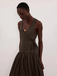 Robe longue sans manches en coton à col en V avec ceinture nouée et jupe évasée plissée