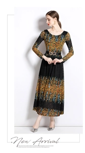 Detalle de vestido largo floral con mangas de encaje y un cinturón negro de cintura