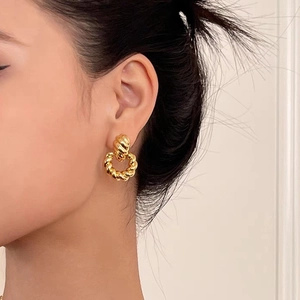 Orecchini a cerchio ritorti classici placcati in oro 18 carati con design vintage
