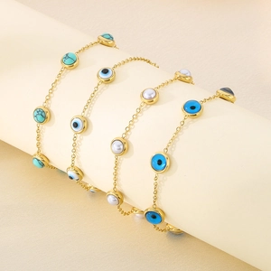Détail de quatre bracelets dorés avec œil protecteur, perles et pierres de turquoise