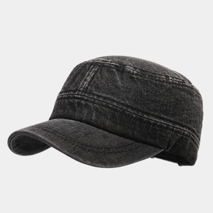 Detail van vintage gewassen zwarte denim cadetpet met versterkte stiksels en platte top