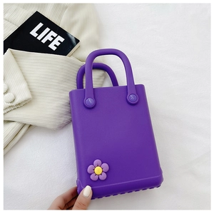 Detailansicht einer lila Mini-EVA-Handtasche mit niedlichem Blumenanhänger und Charme