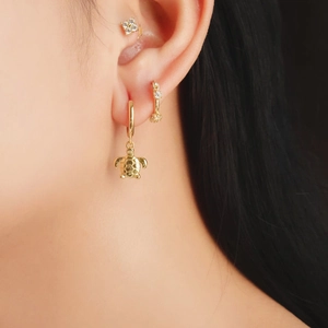 Boucles d'oreilles tortue de mer dorées en argent S925 avec pierres de zircone blanches