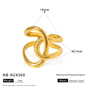Detailed specs of golden waterproof stainless steel ring showing dimensions and 2.8g weight