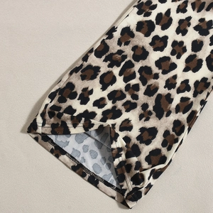 Detailaufnahme von Leoparden-Body mit weichem Strickstoff und präziser Nahtverarbeitung
