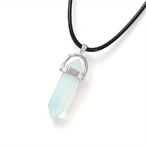 Détail d'un pendentif en cristal hexagonal bleu clair avec bélière en argent sur cordon noir