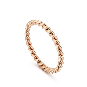 Rose gold twisted rope ring in polished stainless steel for a minimalist look