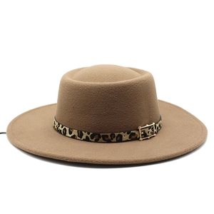 Chapeau fedora plat en feutre de laine camel avec ruban léopard et boucle dorée