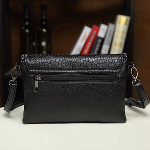 Sac à bandoulière enveloppe en cuir PU noir avec texture crocodile et sangle réglable