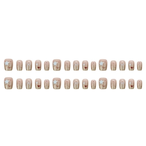 Faux ongles courts avec étoiles blanches et motifs de cœurs rouges sur base nude