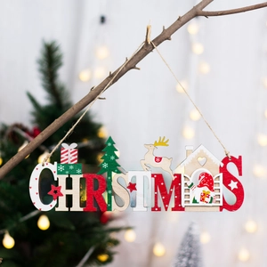 Insegna natalizia in legno con alce e Babbo Natale appesa a un ramo di pino