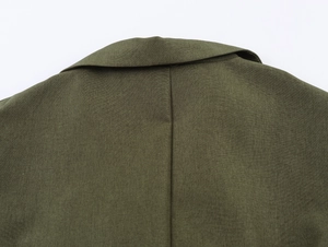 Vue détaillée du dos d'une veste vert olive montrant le col et les coutures de précision