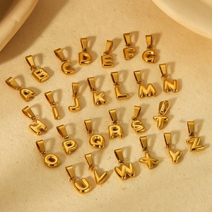 Lot de pendentifs lettres bulles en acier inoxydable 18k doré sur tissu beige