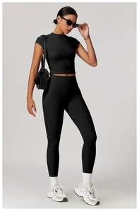 Completo yoga nero con top aderente e leggings a vita alta per fitness e sport