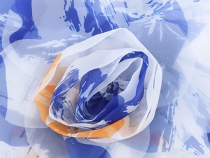 Detail-Makroaufnahme einer 3D-Organza-Blume mit elegantem Pinselstrich-Druckmuster