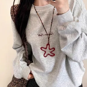 Collier coréen avec pendentif fleur rouge sur sweat-shirt gris pour un style décontracté