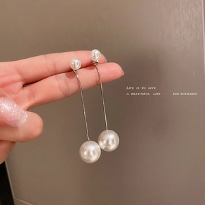 Élégantes boucles d'oreilles longues à pampilles argentées avec perles blanches design