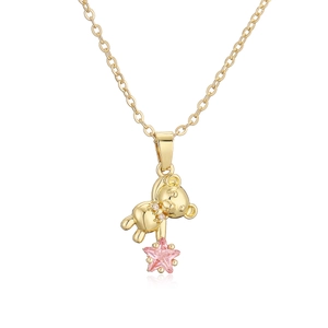 Dettaglio del ciondolo a forma di orsetto placcato oro con zircone a stella rosa su catena