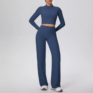Détail de l'ensemble de yoga bleu marine avec veste zippée à manches longues et pantalon large