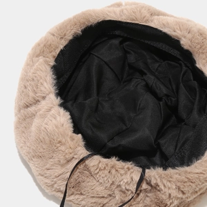 Détail d'un béret en peluche marron clair avec texture fausse fourrure et cordon réglable interne