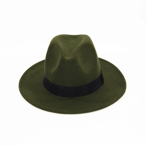 Détail du chapeau fedora en feutre de laine avec ruban satin noir et bord large plat
