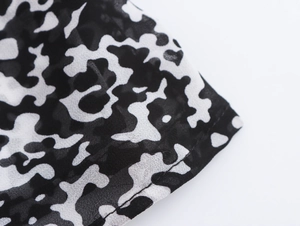 Dettaglio del tessuto in chiffon a fiori bianco e nero con cuciture e trama fine