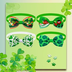 Dettaglio di quattro papillon per animali con motivi a quadrifoglio e leprechaun