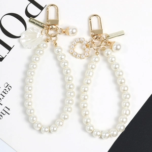 Elegant pearl chain keychain with heart pendant and gold lobster clasp for handbags
