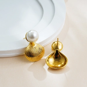 Boucles d'oreilles coquillages en or 18 carats avec perles d'eau douce naturelles