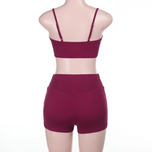 Vista posteriore del set sportivo bordeaux con canotta a spalline e pantaloncini a vita alta