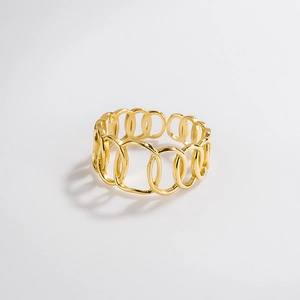 Détail d'une bague minimaliste en argent S925 avec maillons ovales creux et fini doré