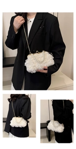 Détail du sac de soirée en fleurs de mousseline 3D avec anse en perles