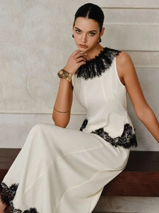 Robe longue blanche en satin sans manches avec bordure en dentelle noire et design élégant