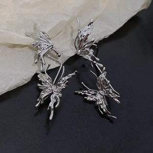 Vue détaillée de boucles d'oreilles papillon en métal liquide argenté poli brillant