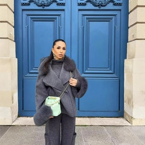 Ensemble manteau en cachemire gris foncé avec col en fourrure et pantalon en tricot
