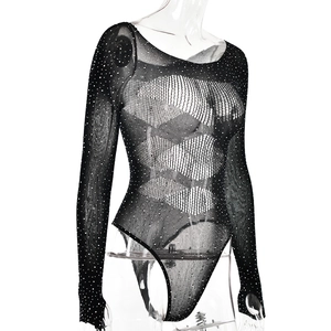 Gros plan détaillé du body en maille noire transparente avec ornements en strass brillants