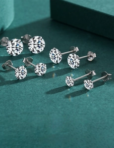 Dettaglio di quattro paia di orecchini a perno in argento S925 con zirconi scintillanti