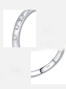 Détail macro d'une bague en argent 925 montrant l'incrustation de zircon et le poinçon