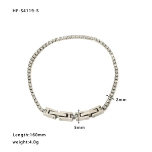 Détail du bracelet en acier argenté avec maillons carrés et zircons incrustés