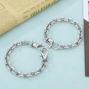 Nahaufnahme eines Edelstahl-Gliederkettenarmbands mit großem Karabinerverschluss