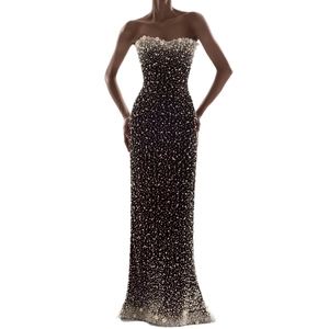 Robe de soirée bustier noire élégante ornée de perles blanches avec une coupe longue au sol