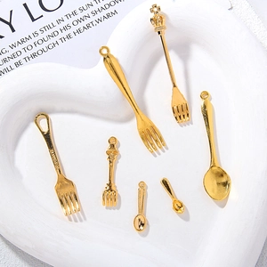 Mini pendentifs cuillère et fourchette en métal doré pour bijoux DIY sur plateau cœur