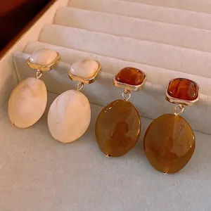Orecchini pendenti ovali in resina vintage color crema marmorizzato e marrone ambra